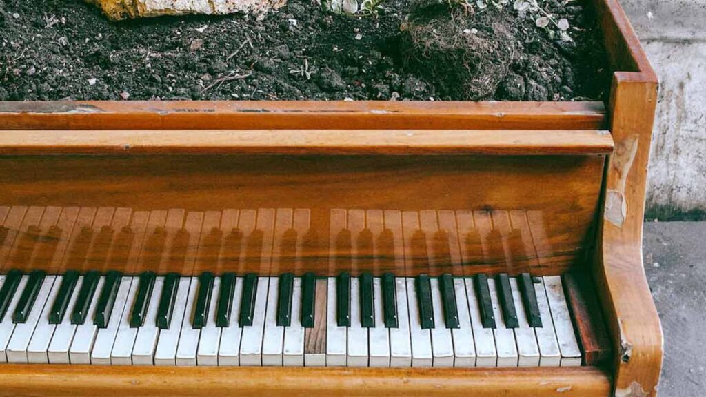 tocar el piano acústico